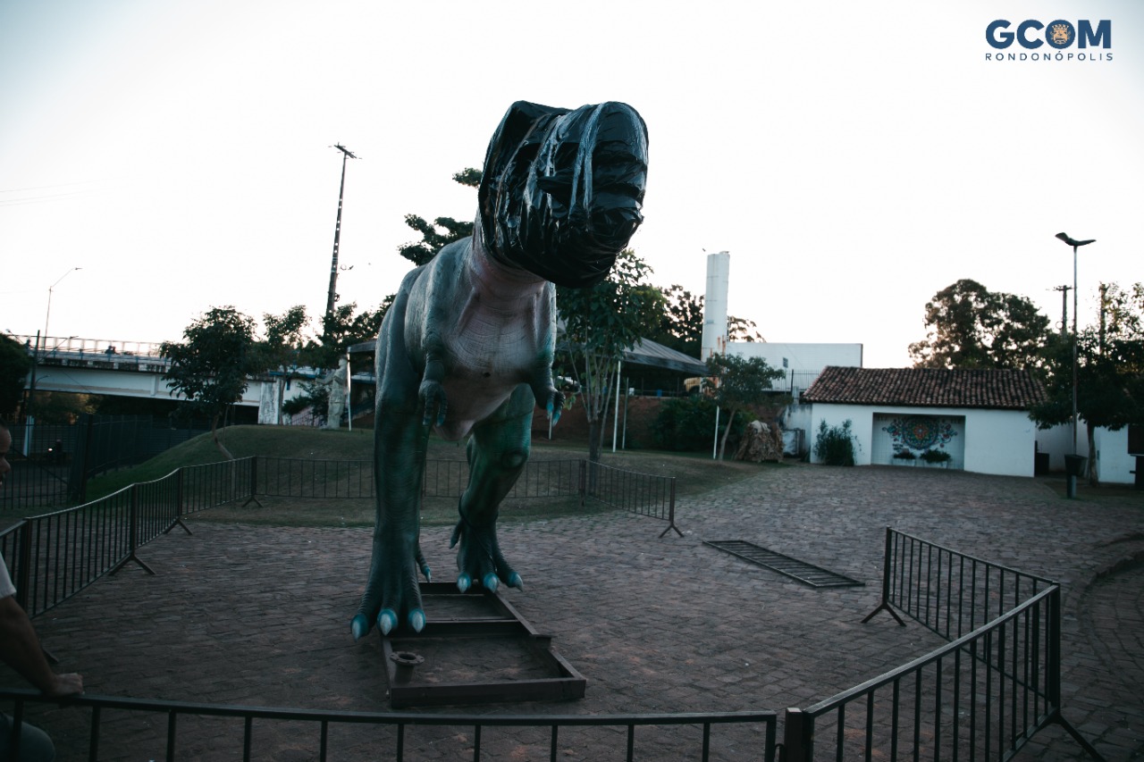 Exposição gratuita reúne réplicas de dinossauros em parque em Cuiabá, Mato  Grosso