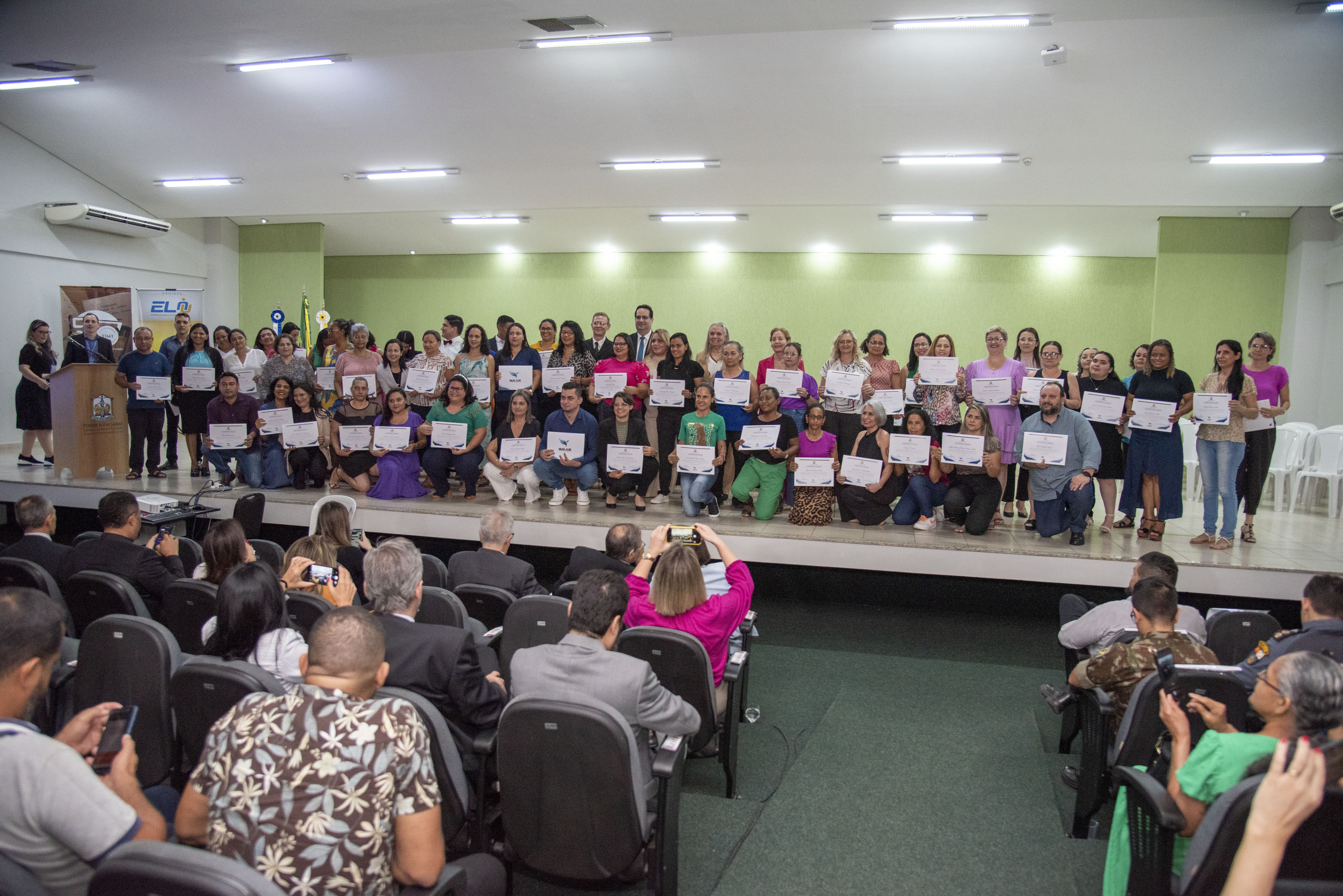 Prefeito assina termo para implementação dos “Círculos de Construção de  Paz” nas escolas do município