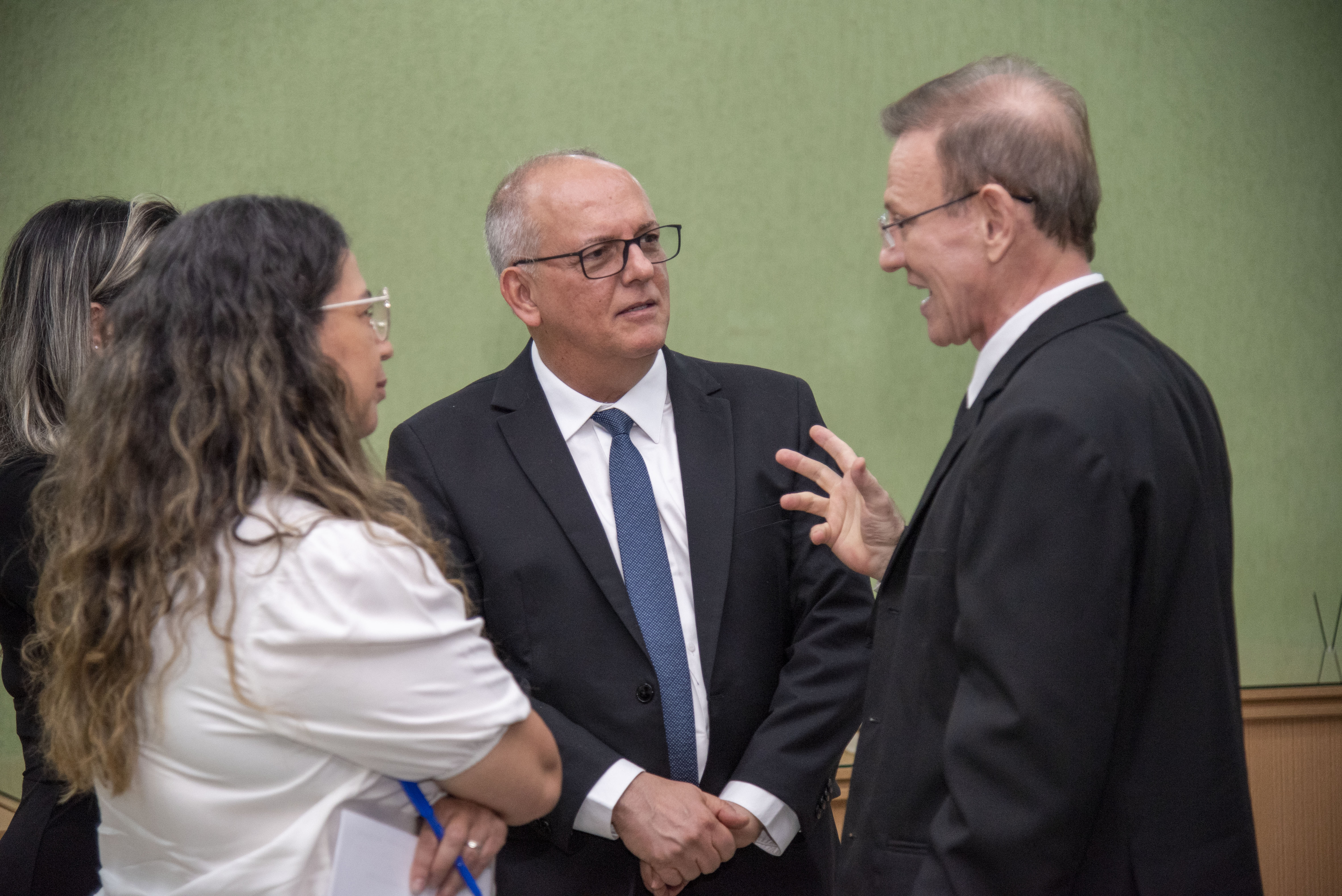 Prefeito assina termo para implementação dos “Círculos de Construção de  Paz” nas escolas do município