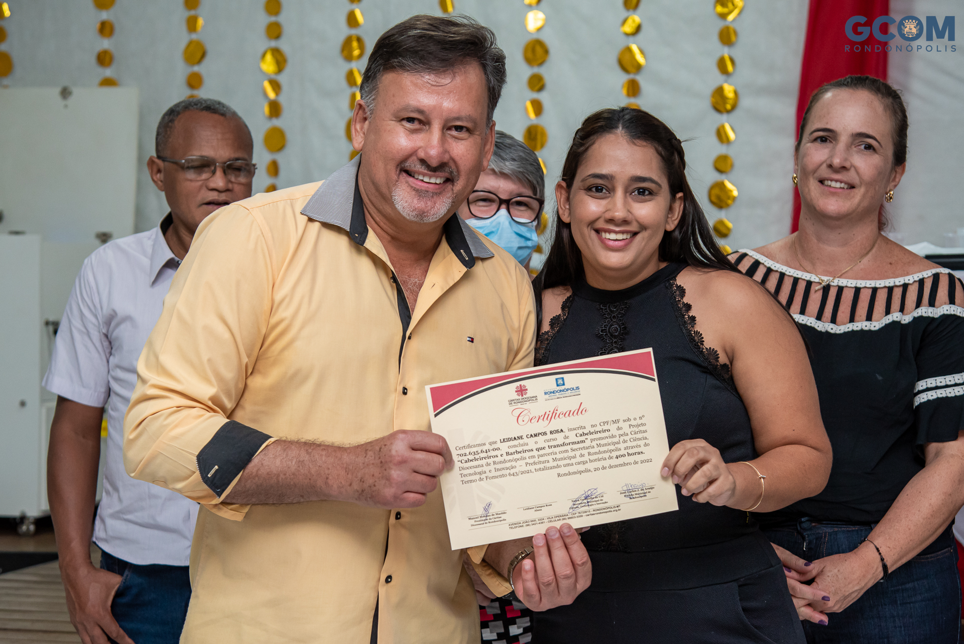 A cabeleireira Lidiane Rosa recebendo o certificado 