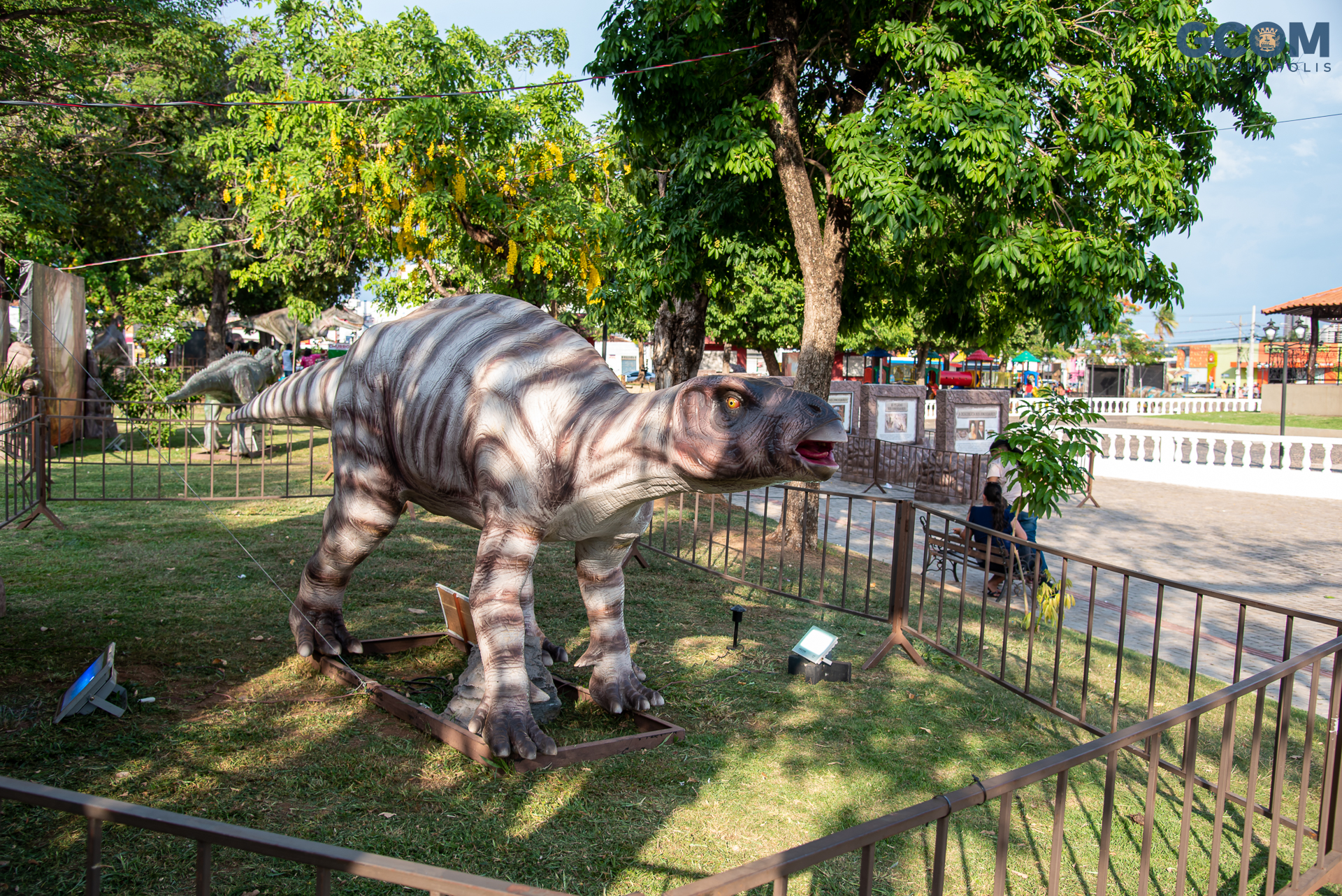 Praça vira 'Vale dos Dinossauros' e exposição gratuita atrai curiosidade  com réplicas dos animais em MT, Mato Grosso