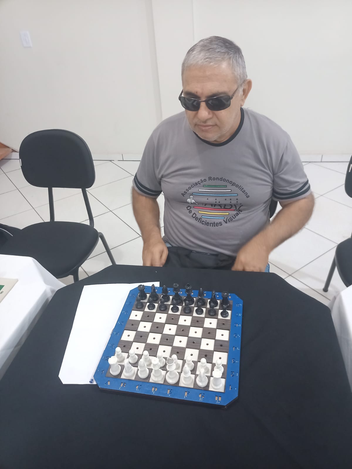 Mestre Internacional de Xadrez faz palestra e joga simultaneamente contra  18 adversários em Rondonópolis