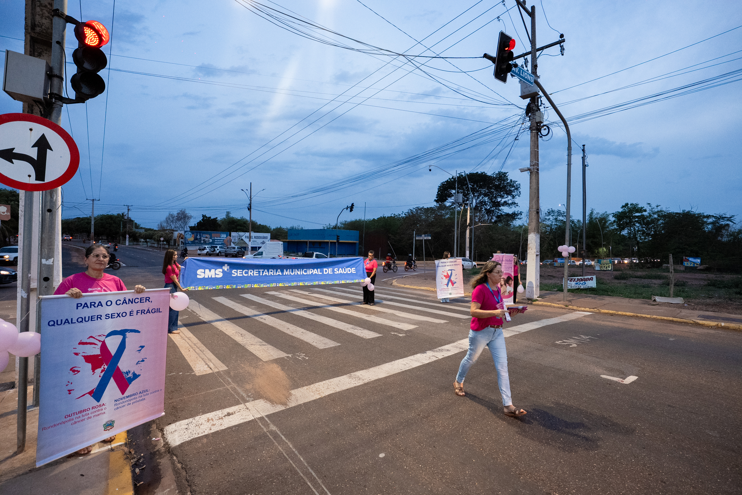 Pit stop leva conscientização contra câncer de mama e de colo do útero para semáforo - Prefeitura Municipal de Rondonópolis