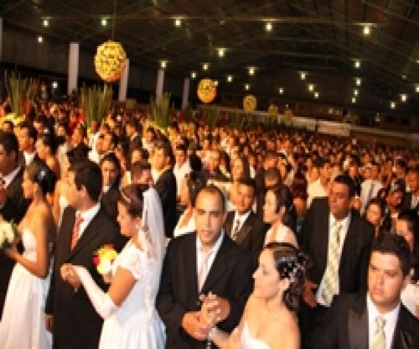 Casais e convidados se emocionam na cerimônia do Casamento Comunitário
