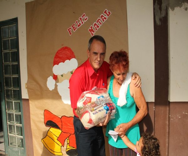 Administração entrega 5.500 cestas básicas