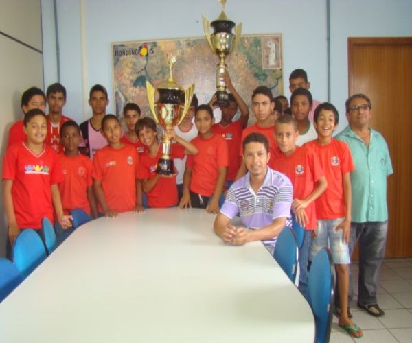 Alunos da escola Arão Gomes levam troféu até a Secretaria de Educação