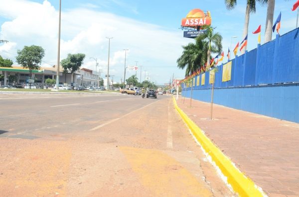 Setrat impede estacionamento em frente ao Assaí, na Médici