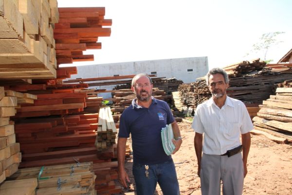 Ibama doa madeira apreendida para Secretaria de Agricultura