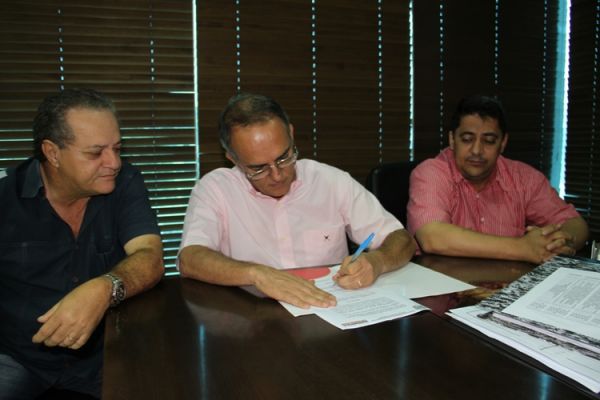 Com a presença de vereadores Pátio assina decreto aprovando loteamento