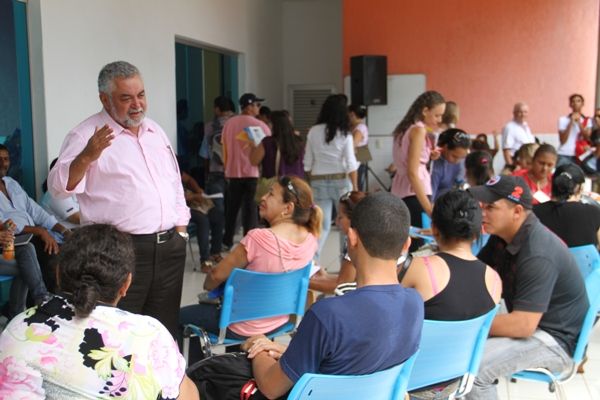 Prefeito visita local de inscrições para o processo seletivo