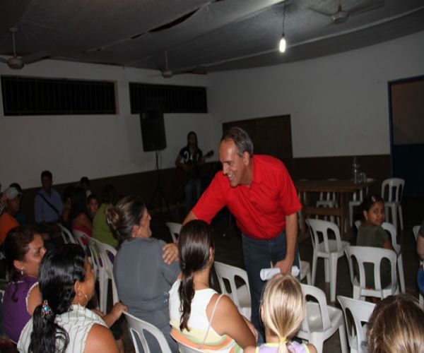 Prefeito reúne população e anuncia nova creche