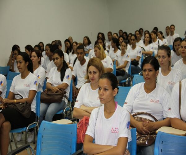 Prefeito empossa 116 agentes comunitários