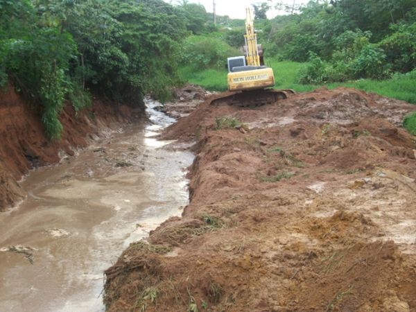 Defesa Civil faz desvio de curso da água e limpeza de córregos