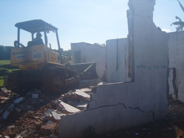 Mais famílias são removidas de área de risco