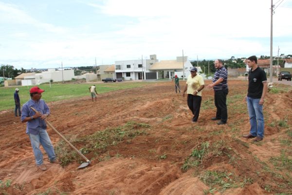 Áreas públicas de Rondonópolis são contempladas com plantio de grama