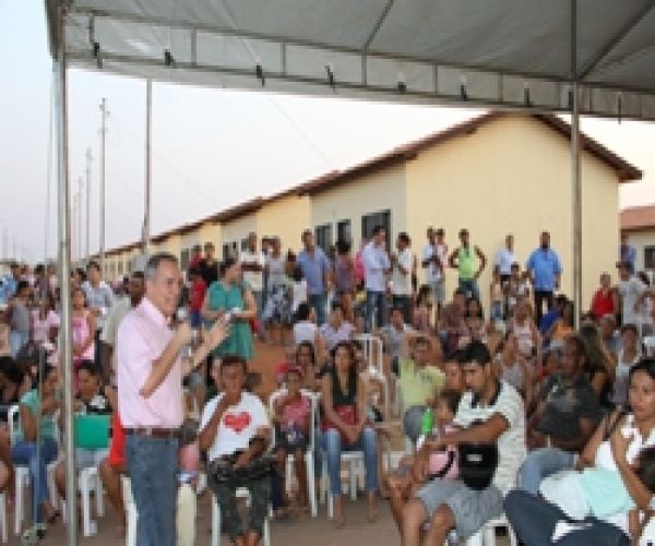 Pátio entrega 500 casas para população