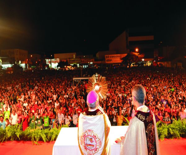 Mais de dez mil pessoas louvam a Deus para celebrar Rondonópolis