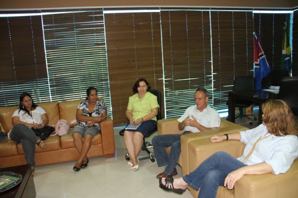 Prefeito discute política para criança em reunião com representante nacional