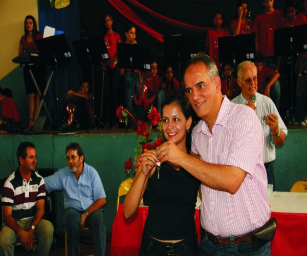 Prefeito acompanha entrega de casas