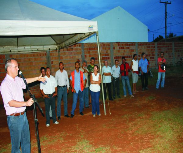 Comunidade da Vila Poroxo ganha asfalto no aniversário da cidade