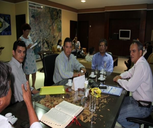 Prefeito faz parceria com a Rede/Cemat para implantar rede de energia no bairro