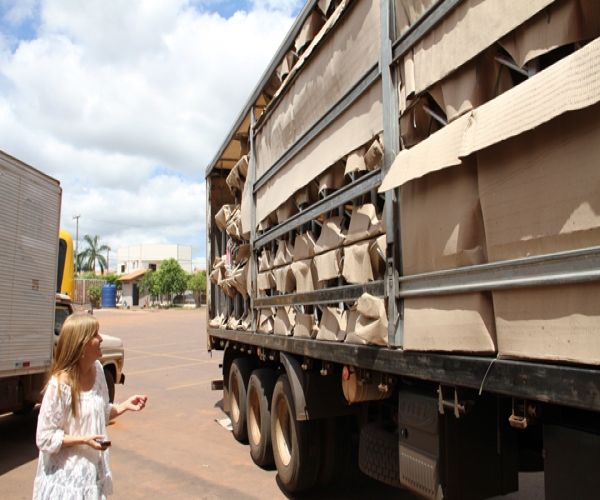 Secretária recebe mobília e prepara escolas para o ano letivo de 2012