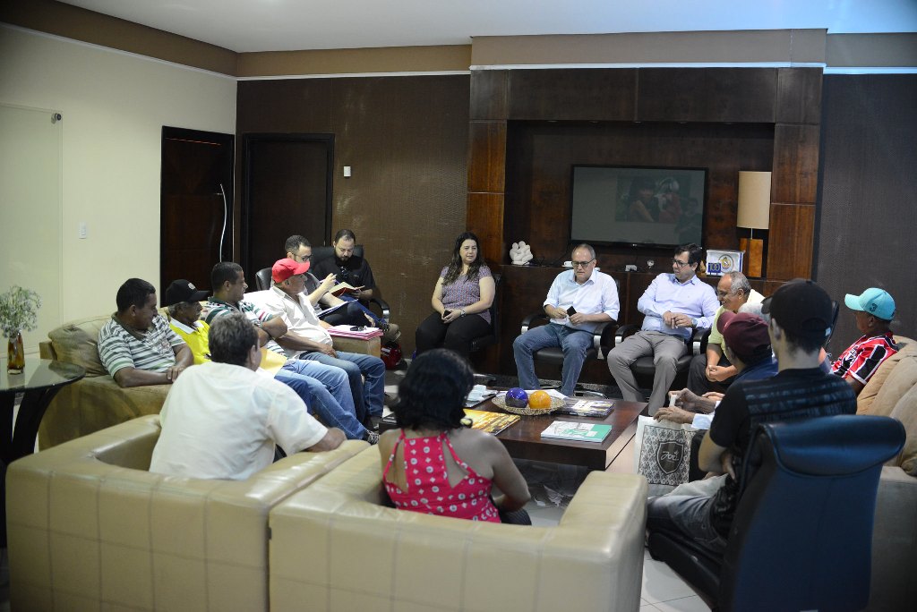 prefeito e equipe apresentam soluçoes para comunidade rio arareau vivo