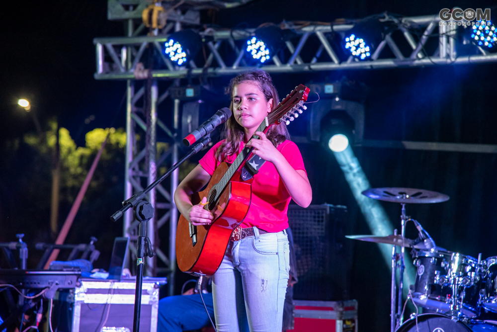 Cantora mirim Maria Clara