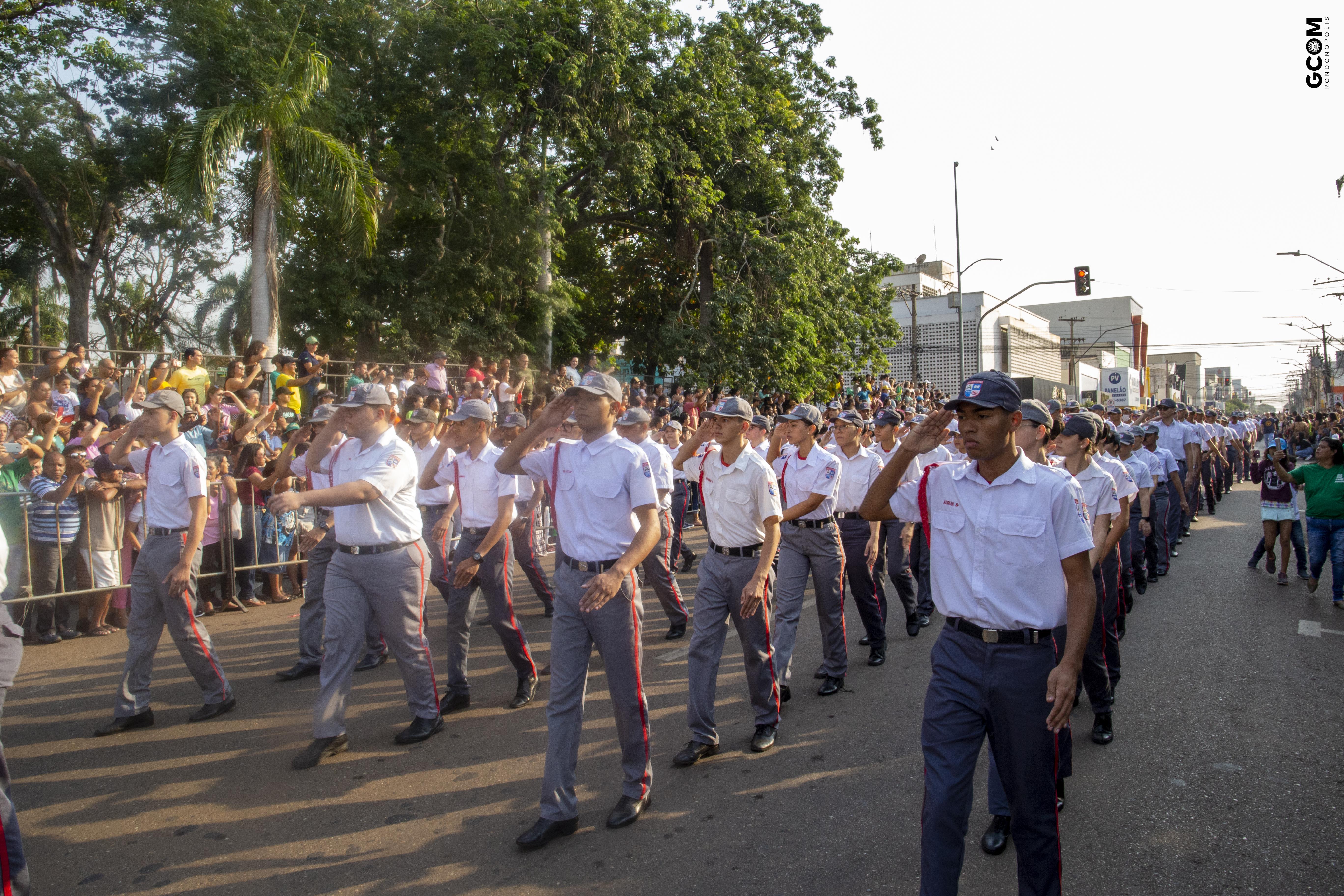 Público lota a avenida no 7 de setembro e comemora os 200 anos da Independência do Brasil 8