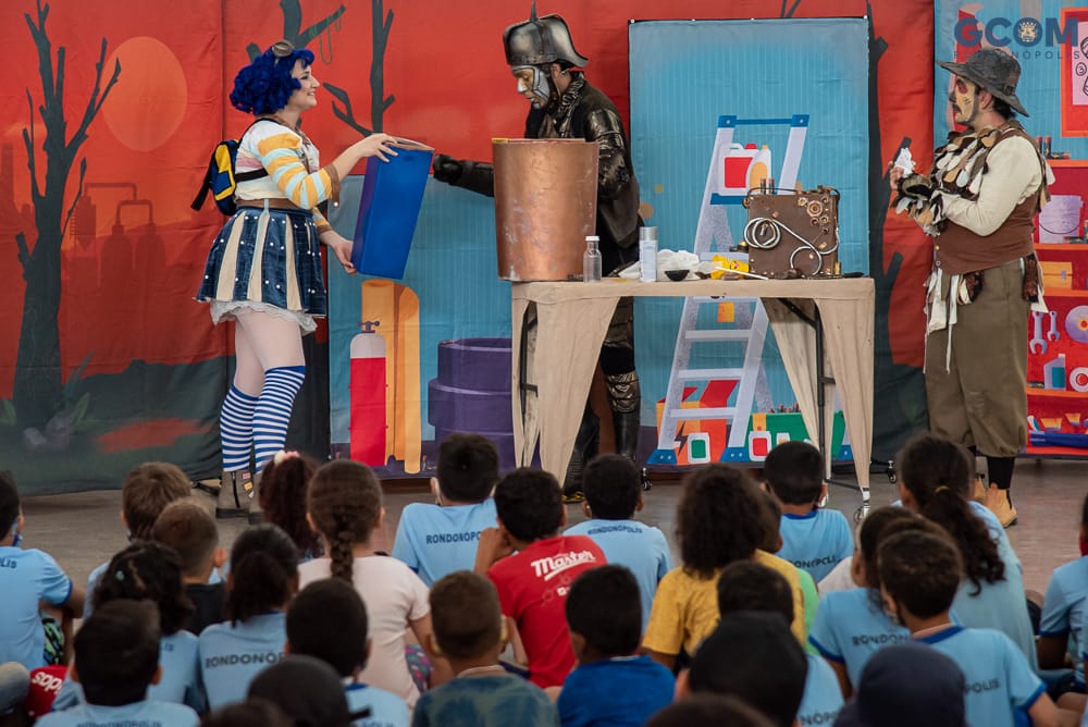Mais de 1,2 mil crianças da rede municipal participam das apresentações da peça: O Reino Sustentável de Oz 3