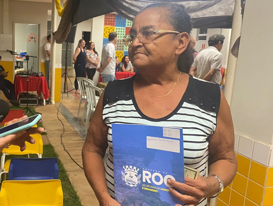 A dona Agostinha Pereira comemorou receber o documento em mãos A dona Agostinha Pereira comemorou receber o documento em mãos