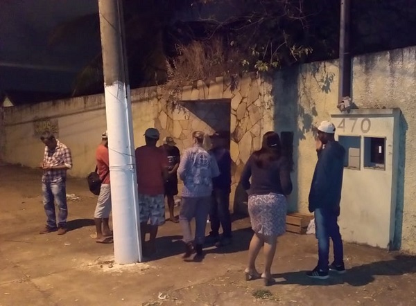 Equipe da Assistência Social conversa com moradores de rua