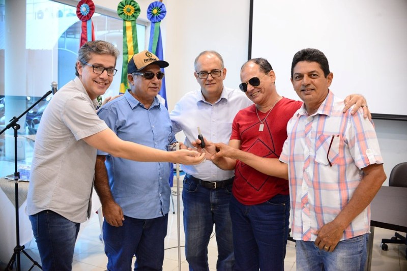 Prefeito e vereadores fazem entrega de chave do micro-ônibus a ARDV Prefeito e vereadores fazem entrega de chave do micro-ônibus a ARDV