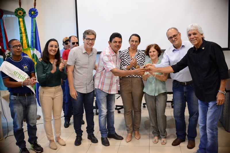 Entrega da chave do Fiat Doblô feita pelo prefeito, a secretária municipal de Promoção e Assistência Iriana Cardoso a Apae Entrega da chave do Fiat Doblô feita pelo prefeito, a secretária municipal de Promoção e Assistência Iriana Cardoso a Apae